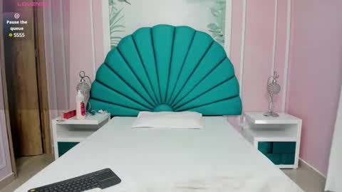 Snapshot of daphne_fox_ chatting on January 4, 2025, 2:35 pm Daphne  online show from January 4, 2025, 2:35 pm