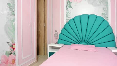 Snapshot of daphne_fox_ chatting on January 16, 2025, 11:37 am Daphne  online show from January 16, 2025, 11:37 am