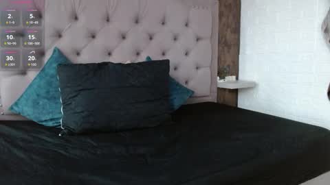 daphne_walton online show from October 4, 2025, 12:03 pm