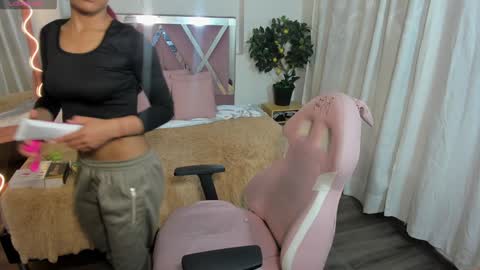 Snapshot of daphnne_tay chatting on February 6, 2025, 3:27 am dhapnne online show from February 6, 2025, 3:27 am