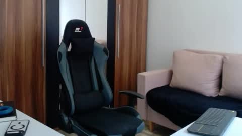 darius_94 online show from February 15, 2026, 7:51 am