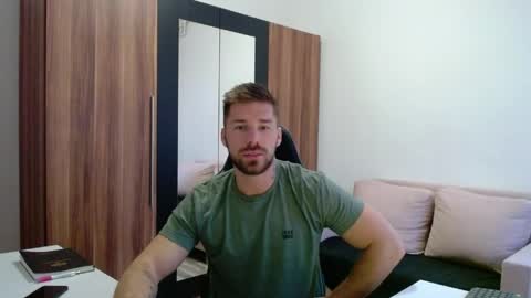 darius_94 online show from May 2, 2026, 3:22 am