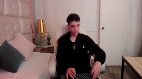 dark_sun333 online show from December 19, 2025, 3:02 am