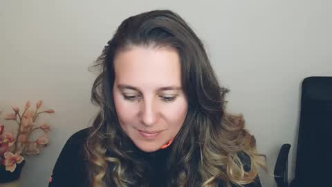 Snapshot of darklure_ chatting on October 2, 2025, 9:22 pm Anna online show from October 2, 2025, 9:22 pm