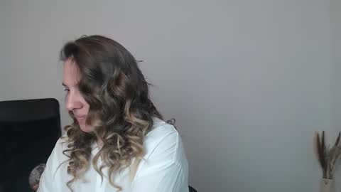 Snapshot of darklure_ chatting on November 1, 2025, 6:43 pm Anna online show from November 1, 2025, 6:43 pm