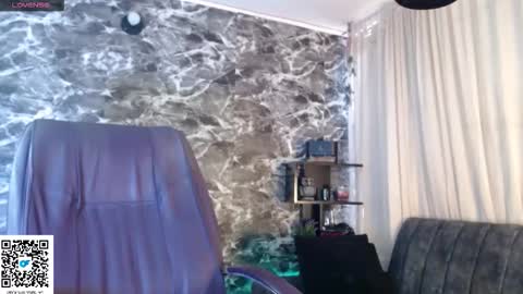 Snapshot of darkly_waxx chatting on September 10, 2025, 6:08 pm New account.  Help me reach 100 thumbs up  online show from September 10, 2025, 6:08 pm