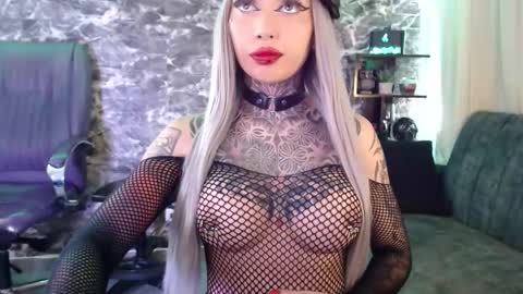 Snapshot of darkly_waxx chatting on September 18, 2025, 6:10 pm New account.  Help me reach 100 thumbs up  online show from September 18, 2025, 6:10 pm