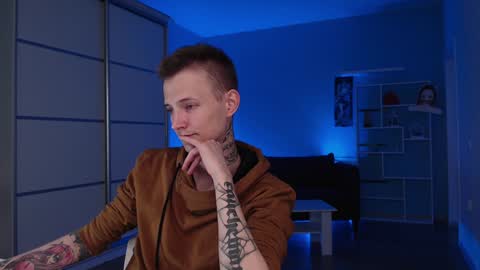 your lovely Oli online show from December 2, 2024, 6:54 pm