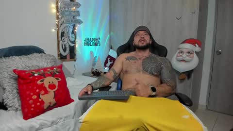 Snapshot of dave_max93 chatting on December 15, 2024, 12:29 am DAVE MAX online show from December 15, 2024, 12:29 am