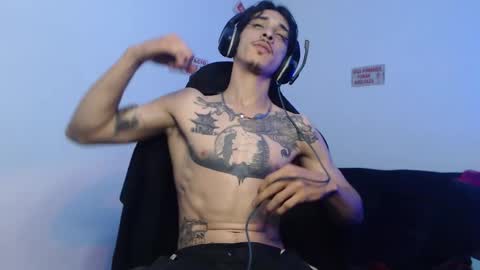 Snapshot of dazzayyy chatting on November 25, 2025, 12:21 am dazzayy online show from November 25, 2025, 12:21 am