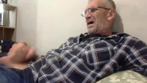 Snapshot of deanofflove221000 chatting on April 1, 2026, 1:28 am deanofflove221000 online show from April 1, 2026, 1:28 am