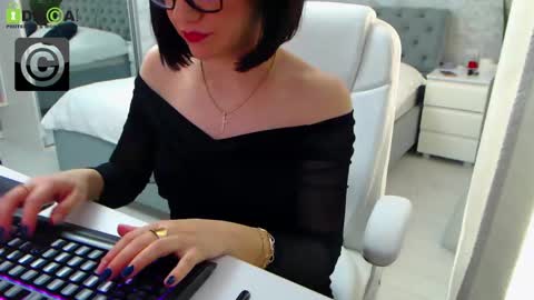Elly online show from February 26, 2025, 9:53 am