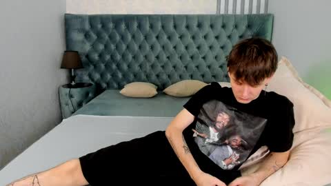 dearboyy_ online show from April 9, 2026, 7:47 am