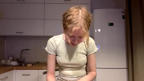 Snapshot of deboramcdonnall chatting on December 18, 2025, 2:45 pm Hello My name is Sarah im new model here and little but shy. online show from December 18, 2025, 2:45 pm