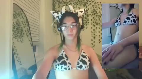 Snapshot of deciduousdoll chatting on September 15, 2025, 6:02 am deciduousdoll online show from September 15, 2025, 6:02 am
