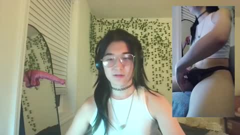 deciduousdoll online show from October 5, 2025, 5:28 am