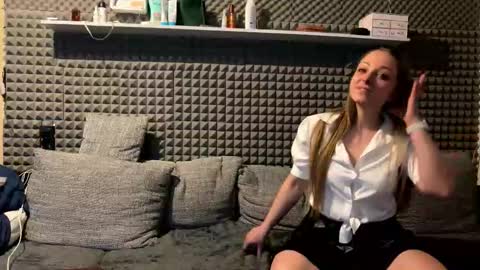 Dee Lorrie online show from March 20, 2026, 7:08 pm