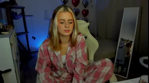 Kira online show from March 4, 2025, 7:11 pm