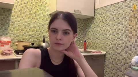 Kiki online show from April 15, 2026, 7:58 pm