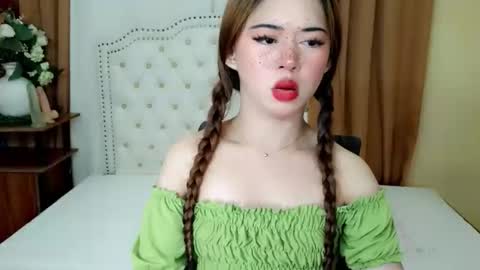 Sophie online show from May 22, 2026, 2:51 am