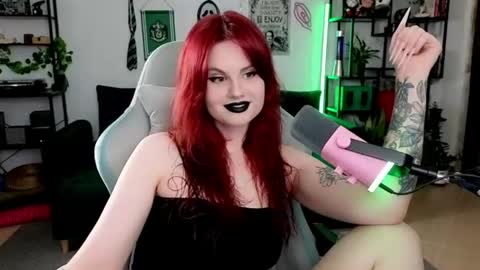 dellacrush_ online show from June 10, 2026, 6:18 pm