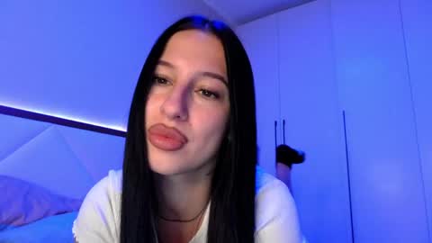 Snapshot of delly_love chatting on June 3, 2026, 7:19 pm delly_love online show from June 3, 2026, 7:19 pm