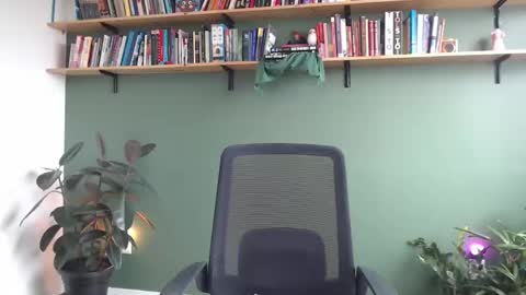 Snapshot of demmetria chatting on November 17, 2025, 6:24 pm demmetria online show from November 17, 2025, 6:24 pm