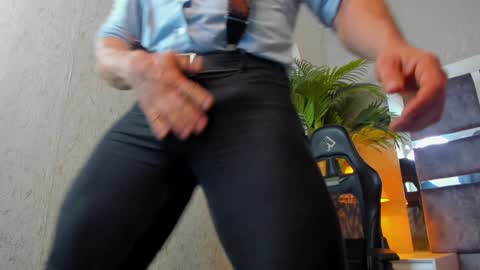 dennis_cox_ online show from December 30, 2024, 2:30 pm