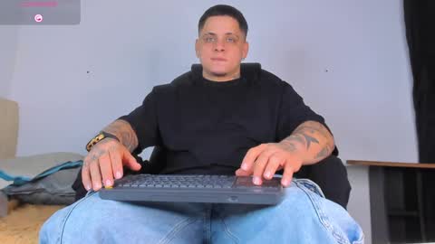 Snapshot of dennis_munera chatting on October 8, 2025, 9:40 am dennis munera online show from October 8, 2025, 9:40 am