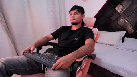Snapshot of dereck_g chatting on May 13, 2026, 5:05 am dereck_g online show from May 13, 2026, 5:05 am