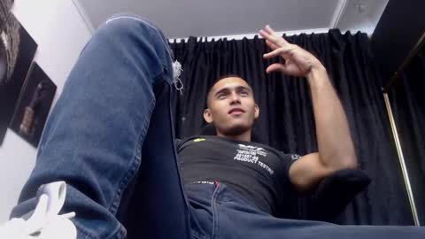 Snapshot of derek_storm_ chatting on October 4, 2025, 3:04 am D E R E K online show from October 4, 2025, 3:04 am