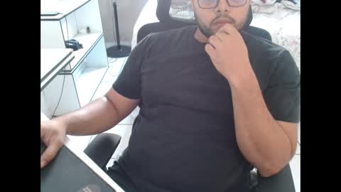 derick_0013 online show from May 8, 2026, 11:37 am