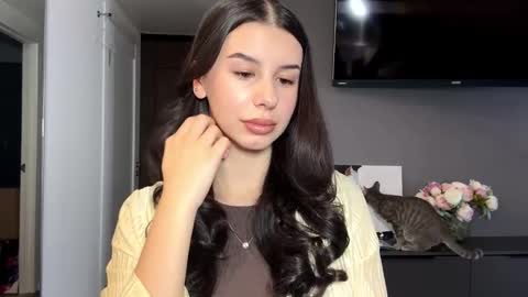 desireefolino online show from February 4, 2026, 7:14 am