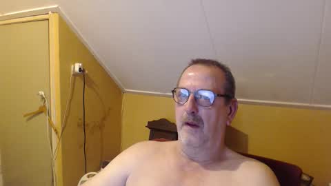 Snapshot of destelp chatting on October 3, 2025, 5:54 pm destelp online show from October 3, 2025, 5:54 pm