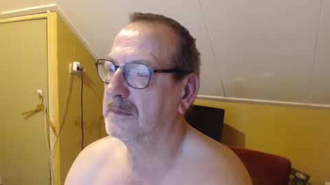 Snapshot of destelp chatting on October 4, 2025, 9:46 pm destelp online show from October 4, 2025, 9:46 pm