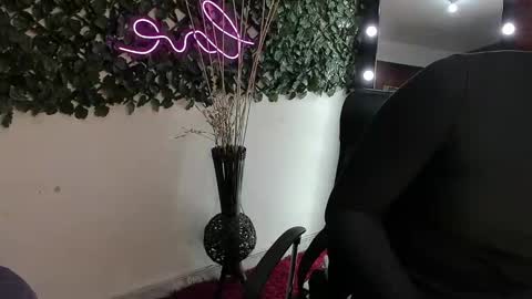 Snapshot of destinyhills_ chatting on October 1, 2025, 12:33 pm Destiny online show from October 1, 2025, 12:33 pm