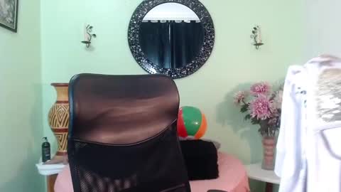 Snapshot of destinyhills_ chatting on October 6, 2025, 12:02 pm Destiny online show from October 6, 2025, 12:02 pm