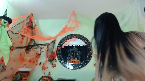 Snapshot of destinyhills_ chatting on October 24, 2025, 12:01 pm Destiny online show from October 24, 2025, 12:01 pm