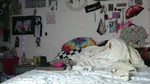 Snapshot of devilg1rl chatting on February 25, 2025, 2:58 am poutyangel online show from February 25, 2025, 2:58 am