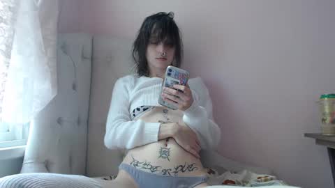 Snapshot of devilg1rl chatting on September 25, 2025, 6:44 pm poutyangel online show from September 25, 2025, 6:44 pm