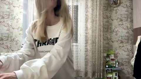 dewdropdoll online show from April 18, 2026, 3:38 pm