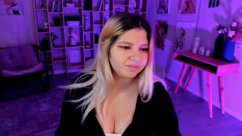 Dia online show from October 7, 2025, 7:55 pm