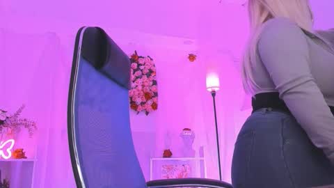 Dia online show from November 14, 2025, 1:26 am