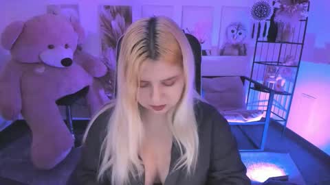 Dia online show from December 13, 2025, 7:53 pm