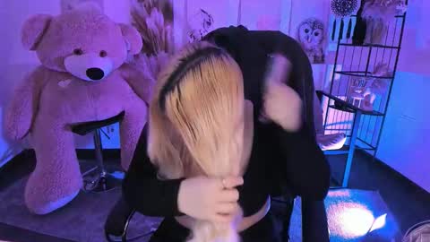 Dia online show from December 21, 2025, 7:21 pm