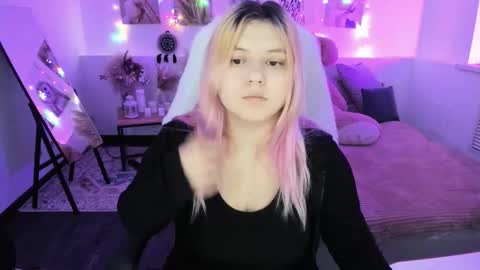 Snapshot of diaangell chatting on March 10, 2026, 8:47 pm Dia online show from March 10, 2026, 8:47 pm