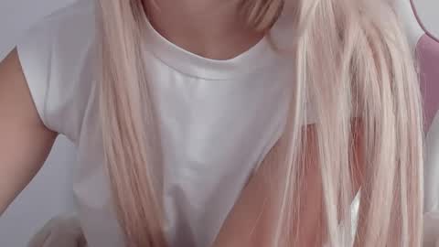 Snapshot of diamond_ava_ chatting on February 14, 2025, 7:28 am Thea online show from February 14, 2025, 7:28 am