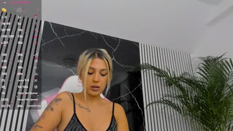 Snapshot of diamond_ava_ chatting on September 17, 2025, 7:15 pm Thea online show from September 17, 2025, 7:15 pm