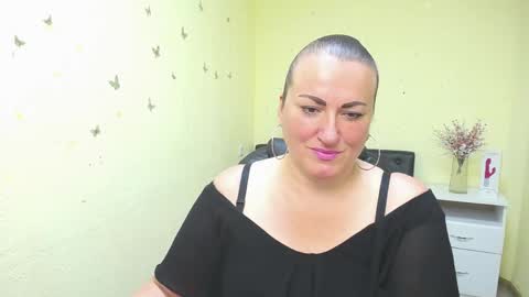 Snapshot of dianamgg chatting on May 18, 2026, 5:24 am Diana online show from May 18, 2026, 5:24 am