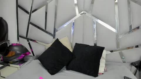 dianarous online show from March 16, 2026, 3:34 am